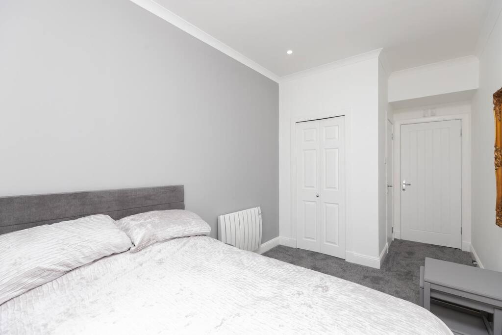 Suitetrails - City centre 2 bedroom flat with on site parking