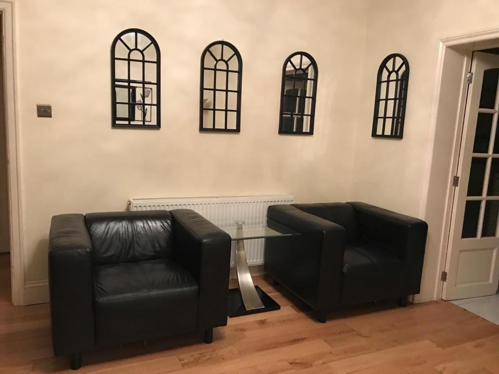3-Bed Semi-Detached House, Wifi, Parking, Outdoor Space - Housity