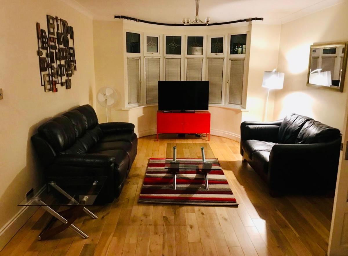 3-Bed Semi-Detached House, Wifi, Parking, Outdoor Space - Housity