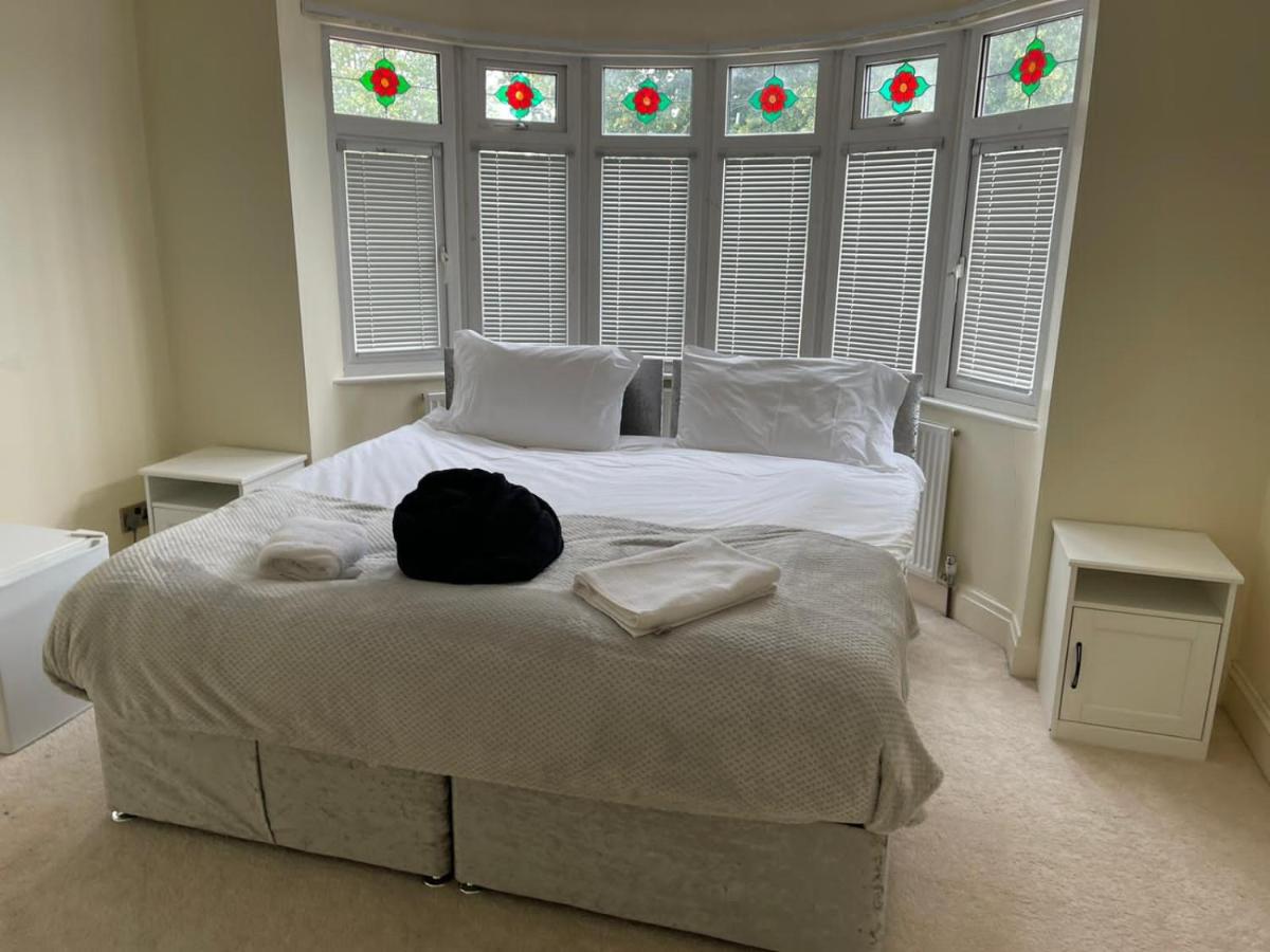 3-Bed Semi-Detached House, Wifi, Parking, Outdoor Space - Housity