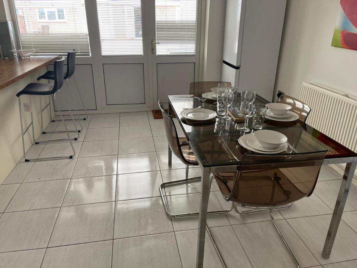 3-Bed Semi-Detached House, Wifi, Parking, Outdoor Space - Housity