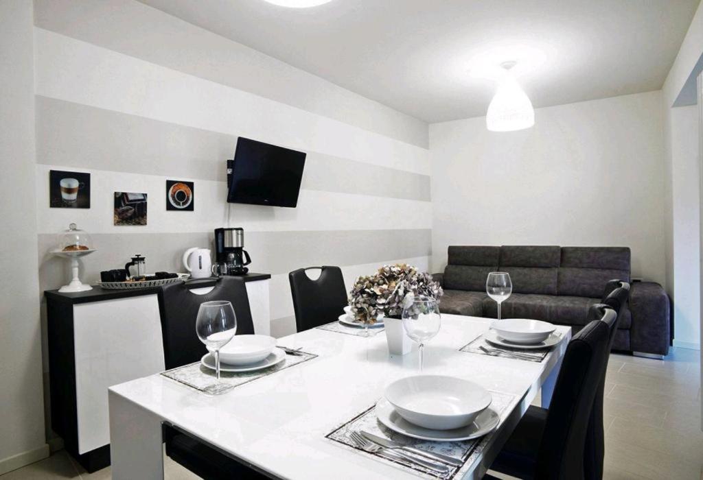 VENTUNO - Modern Apartment - Country & Lake - Housity