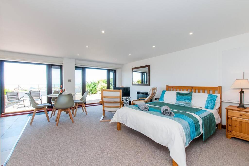St Mildreds Bay Annex Retreat With Direct Sea Views - Housity