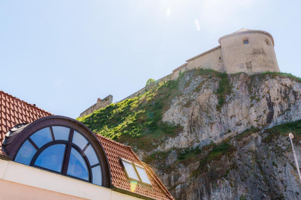 Lovely 4-bedroom flat in historical center with stunning view - Housity