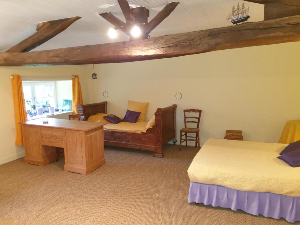 La Maison prés du ruisseau Chambre jaune - Housity