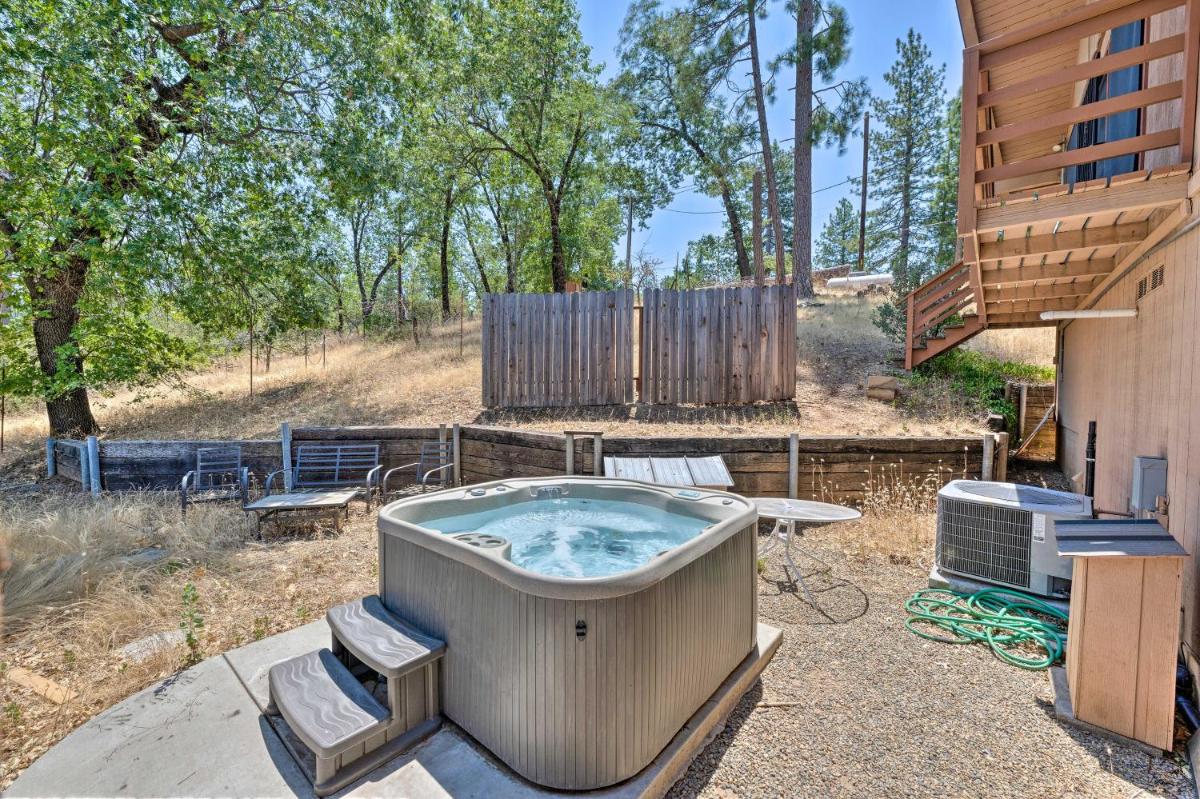 Serene Oakhurst Cabin with Hot Tub and Mtn Views! - Housity