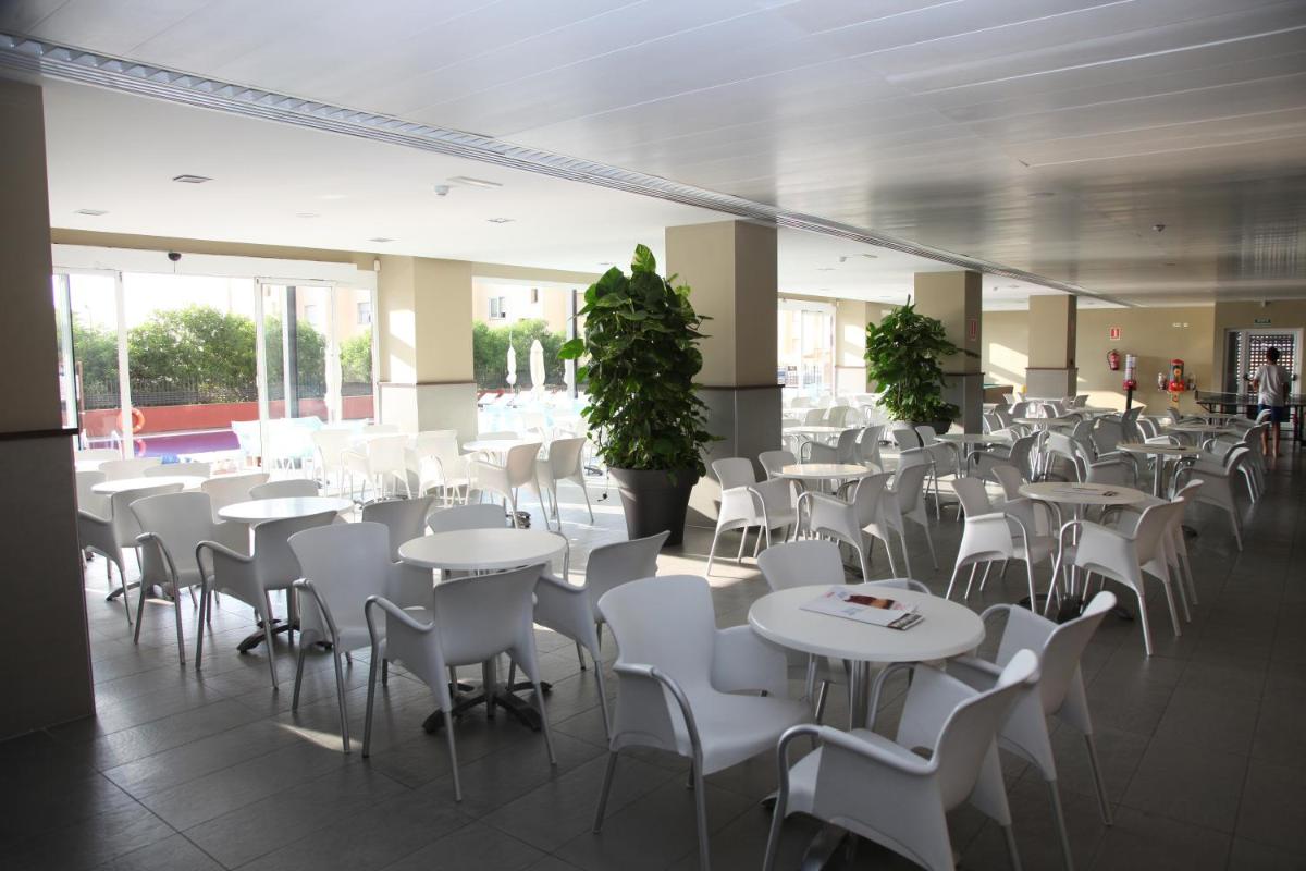 Un restaurante o sitio para comer en Aparthotel Acuazul