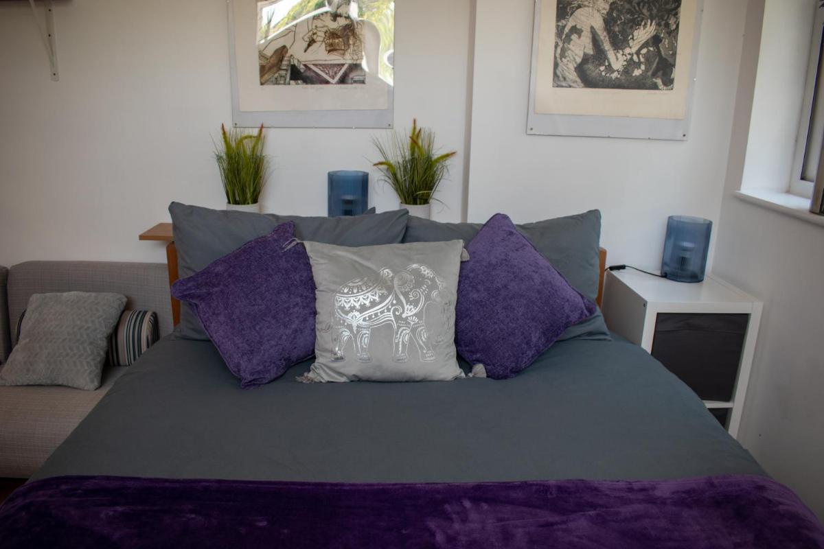 121 Studio - Central Studio Apartment, Terrace & Full Kitchen - Airport & Train Shuttle - Housity