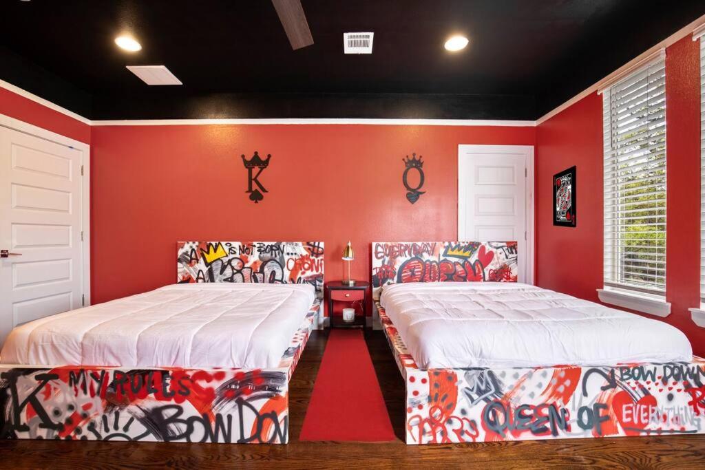 LARGE THEMED 3STORY NEAR DWNTWN & TURKEY LEG HUT - Housity