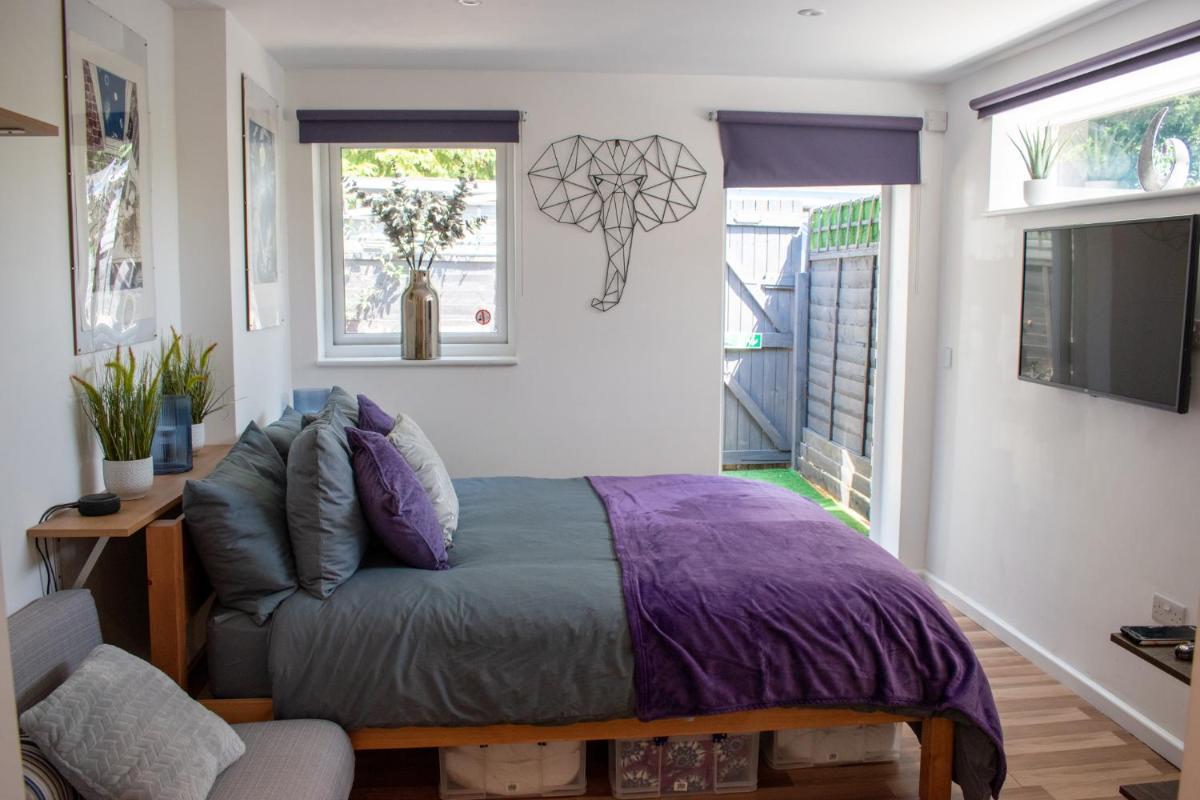 121 Studio - Central Studio Apartment, Terrace & Full Kitchen - Airport & Train Shuttle - Housity