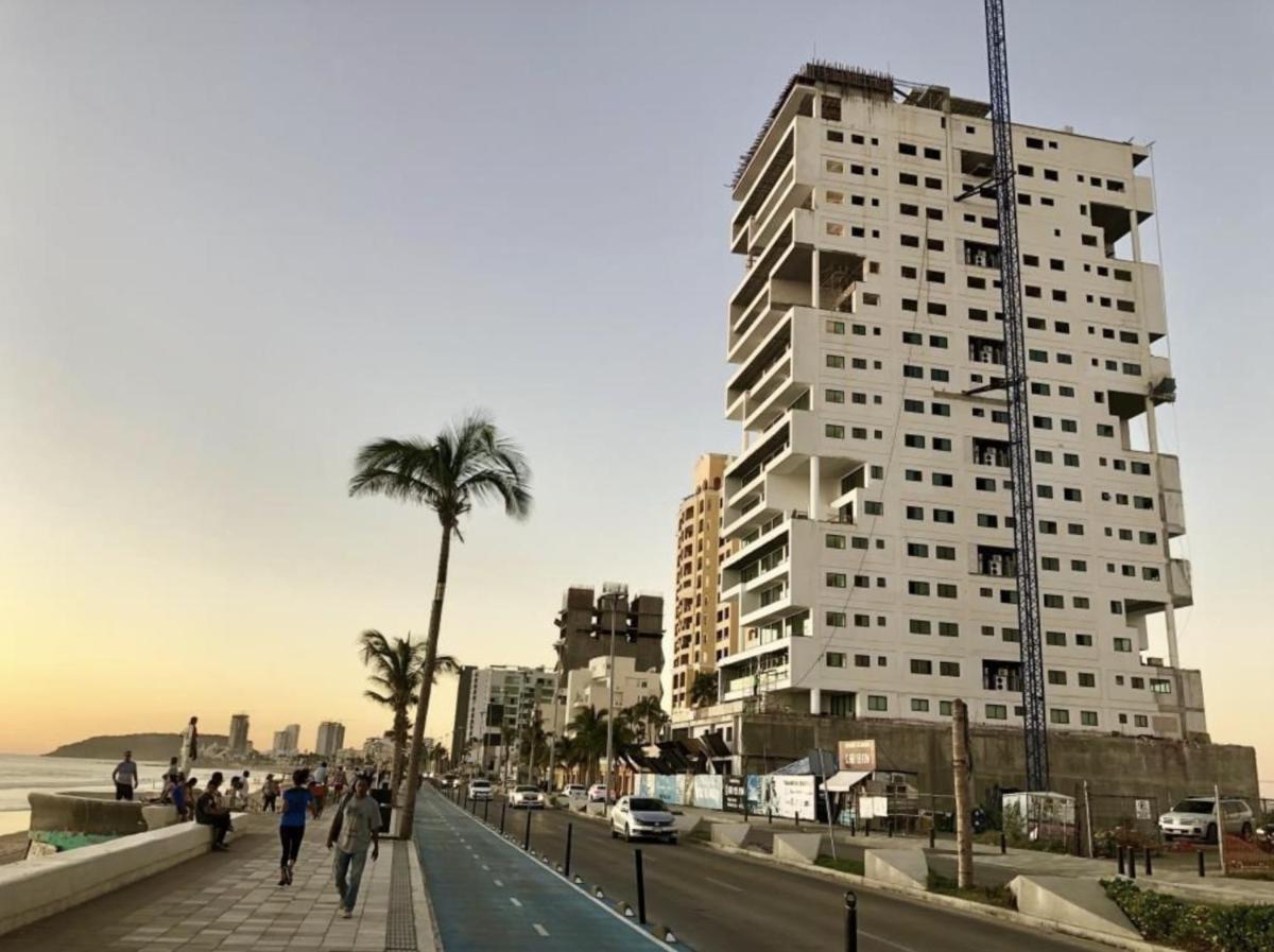 Central 102 Frente al Malecón y vista al estadio! - Housity