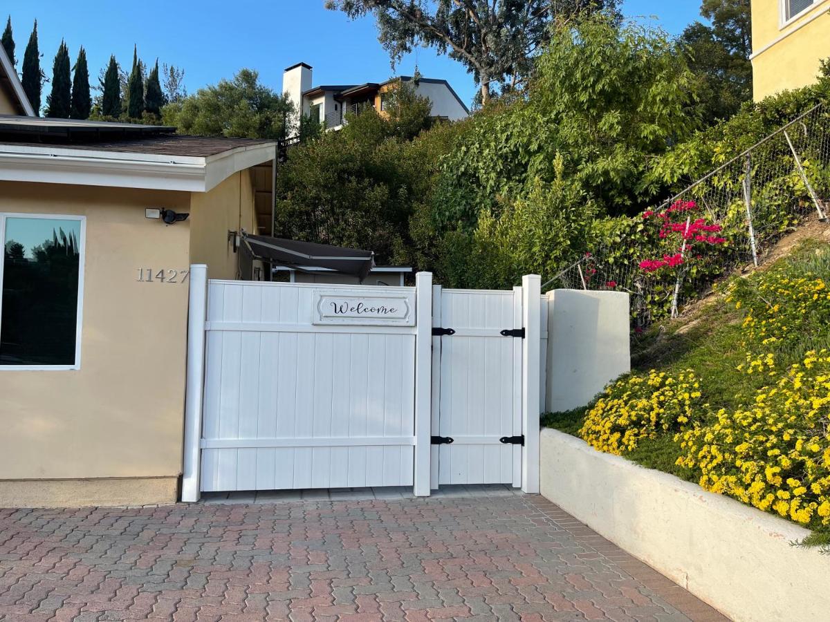 New Contemporary Guest House in Studio City Hills - Housity