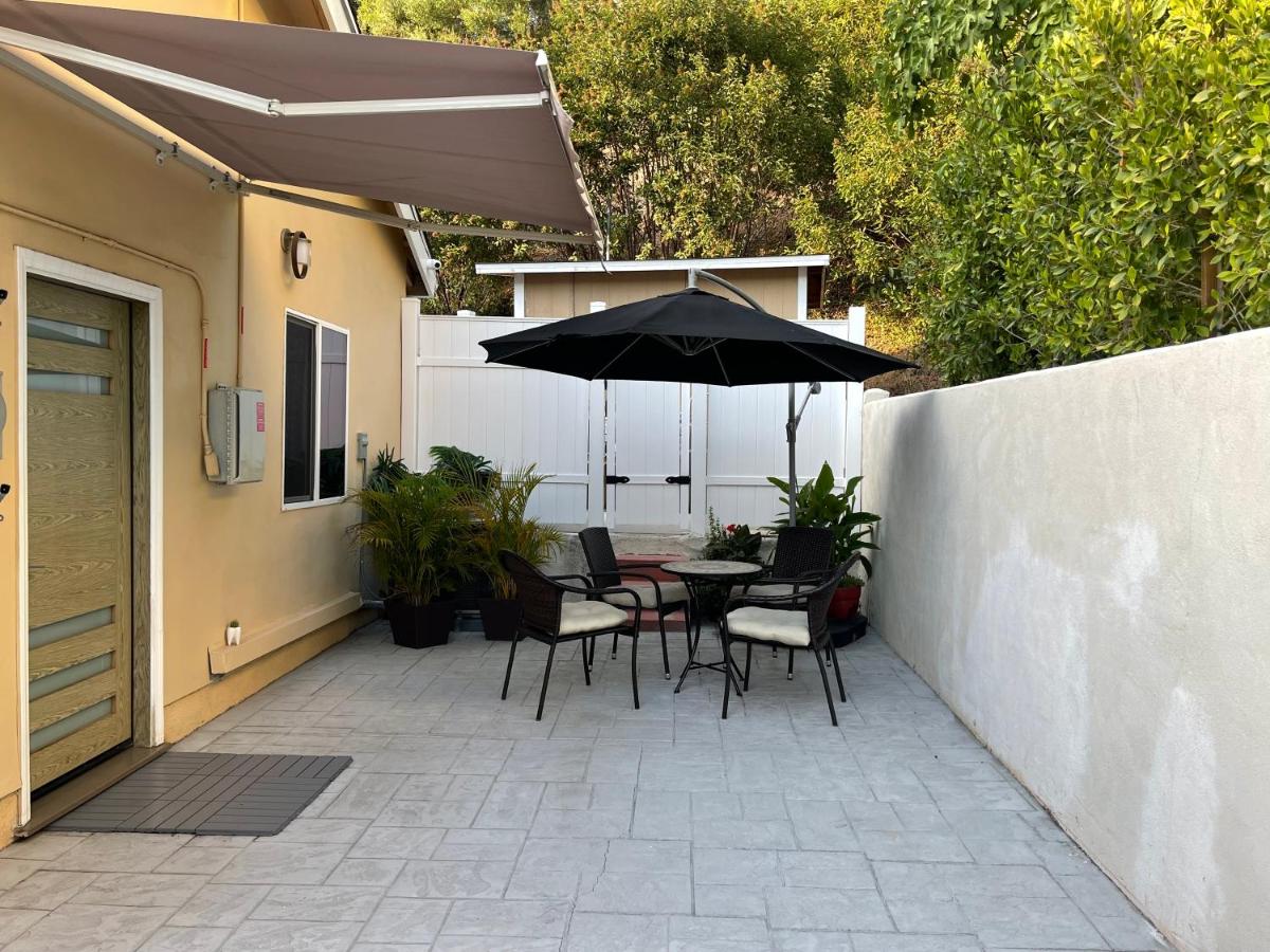 New Contemporary Guest House in Studio City Hills - Housity