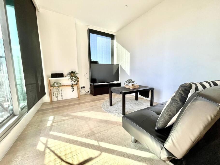 1 Bedroom Modern Apartment Near Crown and CBD - Housity