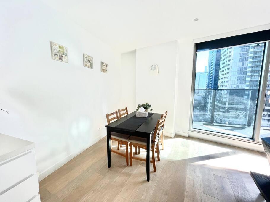 1 Bedroom Modern Apartment Near Crown and CBD - Housity