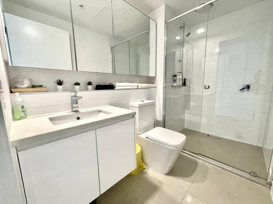 1 Bedroom Modern Apartment Near Crown and CBD - Housity
