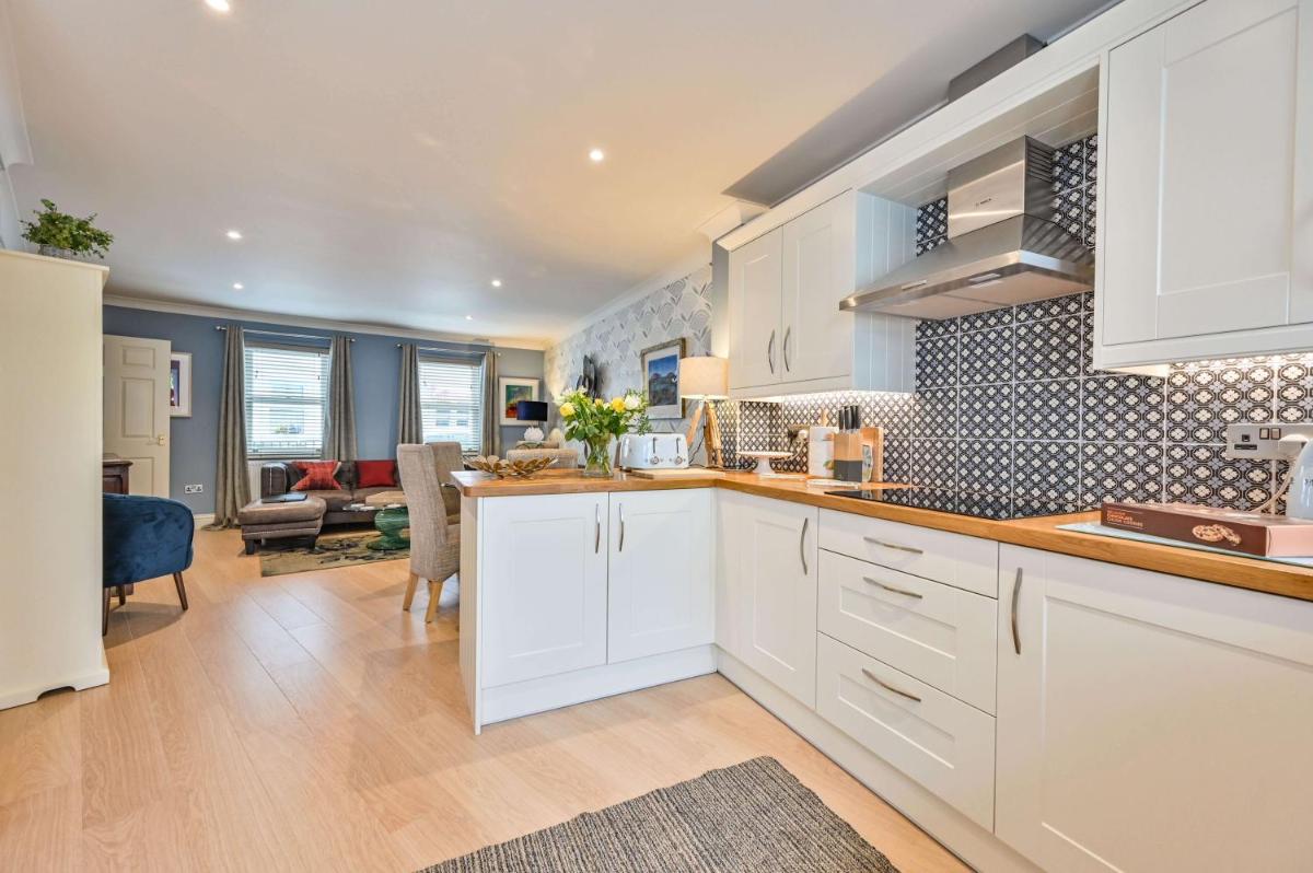 Lisburne Place - Luxury Three Bedroom Town House - Housity