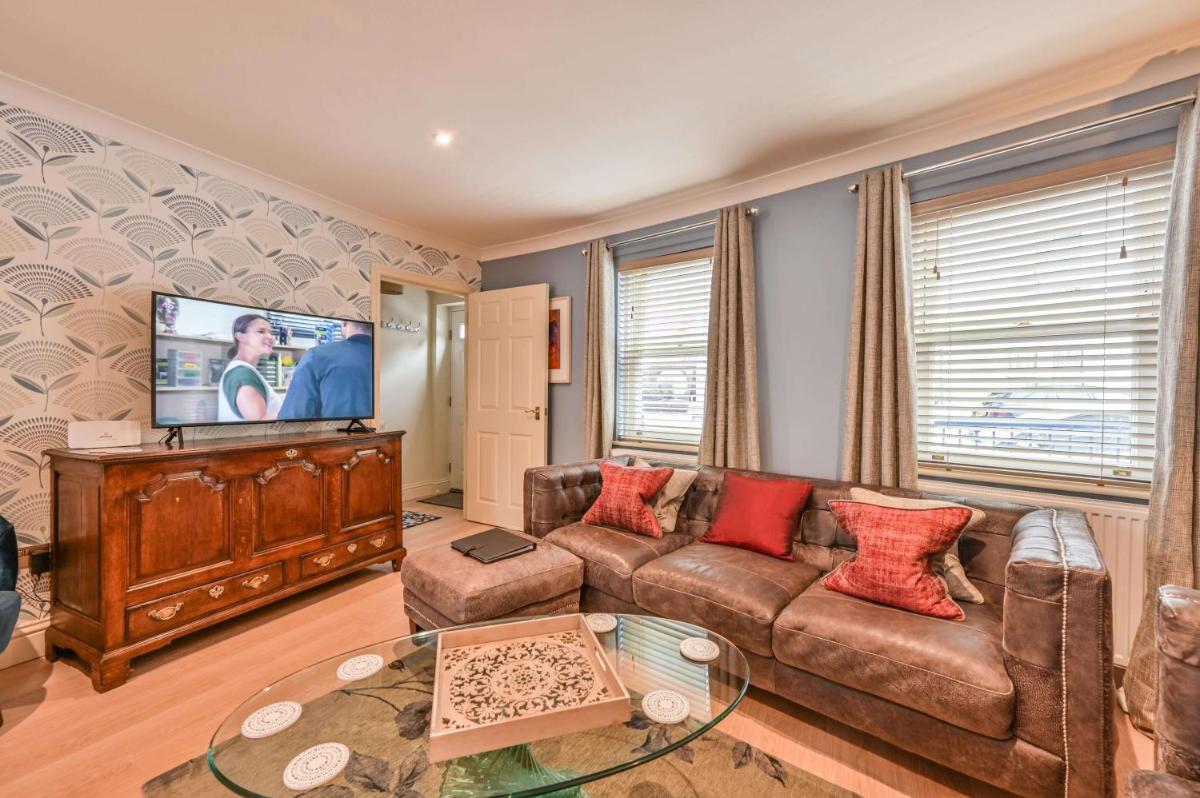 Lisburne Place - Luxury Three Bedroom Town House - Housity
