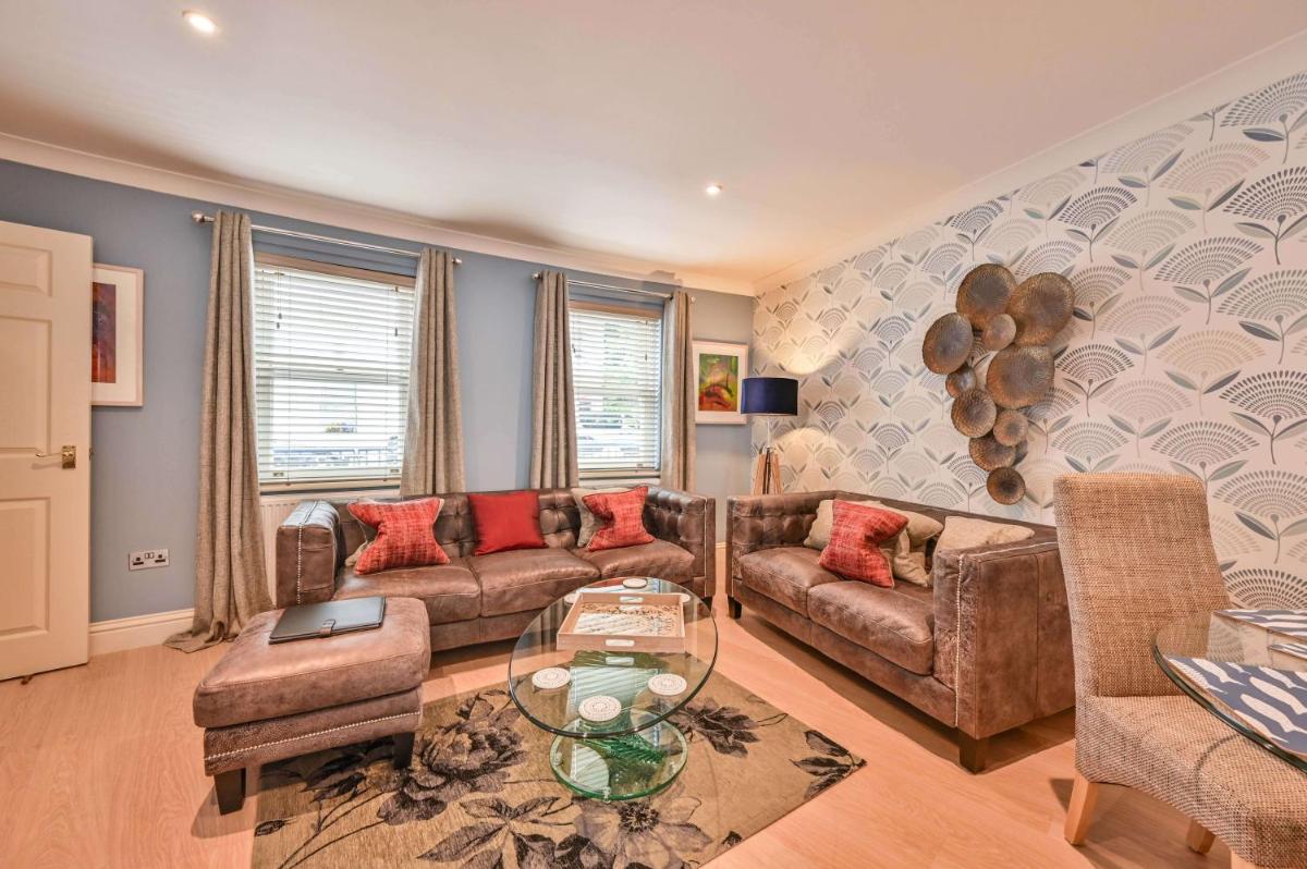 Lisburne Place - Luxury Three Bedroom Town House - Housity