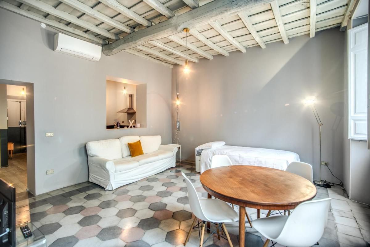 Stylish and Spacious Apartment next to the Colosseum - Housity