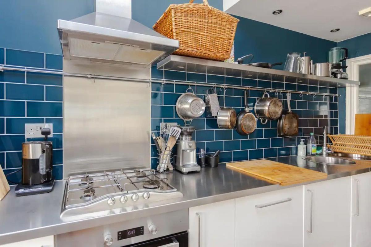 Spacious 1 Bedroom  in Brighton Beside the Sea - Housity