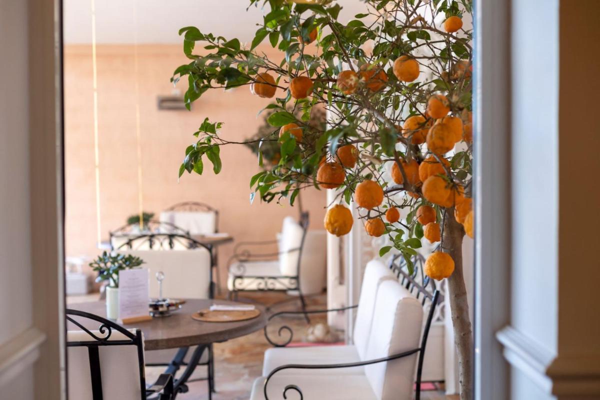 Coin salon dans l'établissement Hôtel Les Mouettes - Teritoria