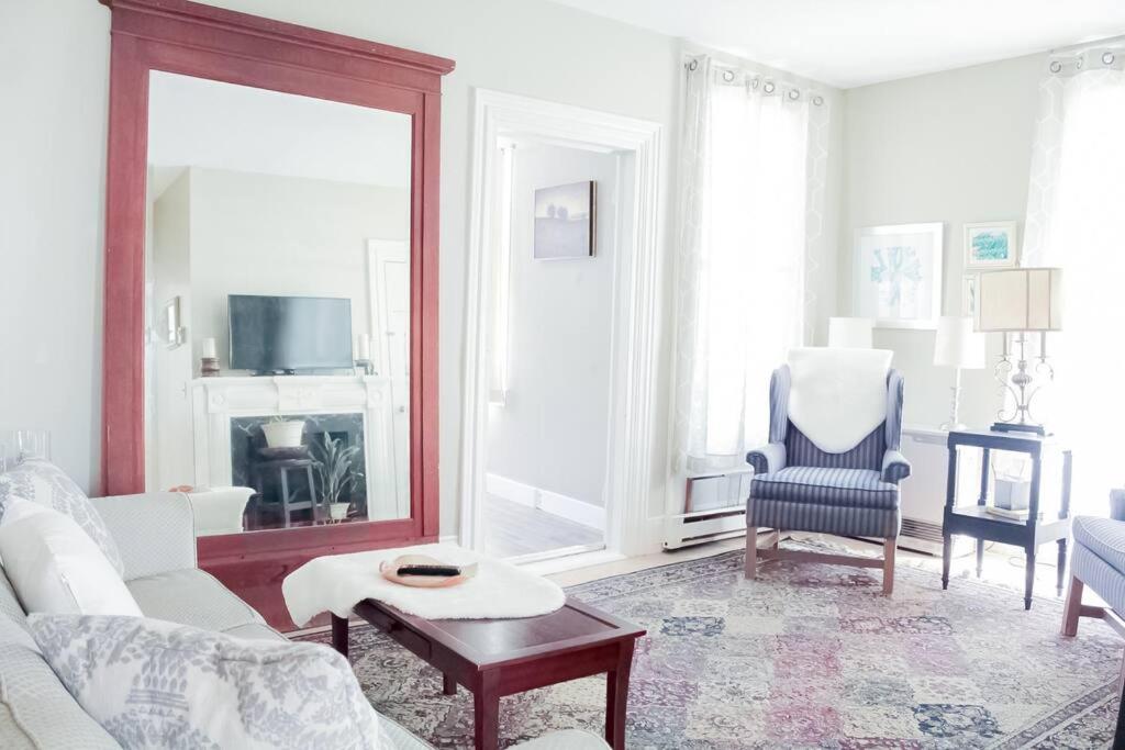 Honeysuckle Suite #1 Spacious Apartment Downtown - Housity