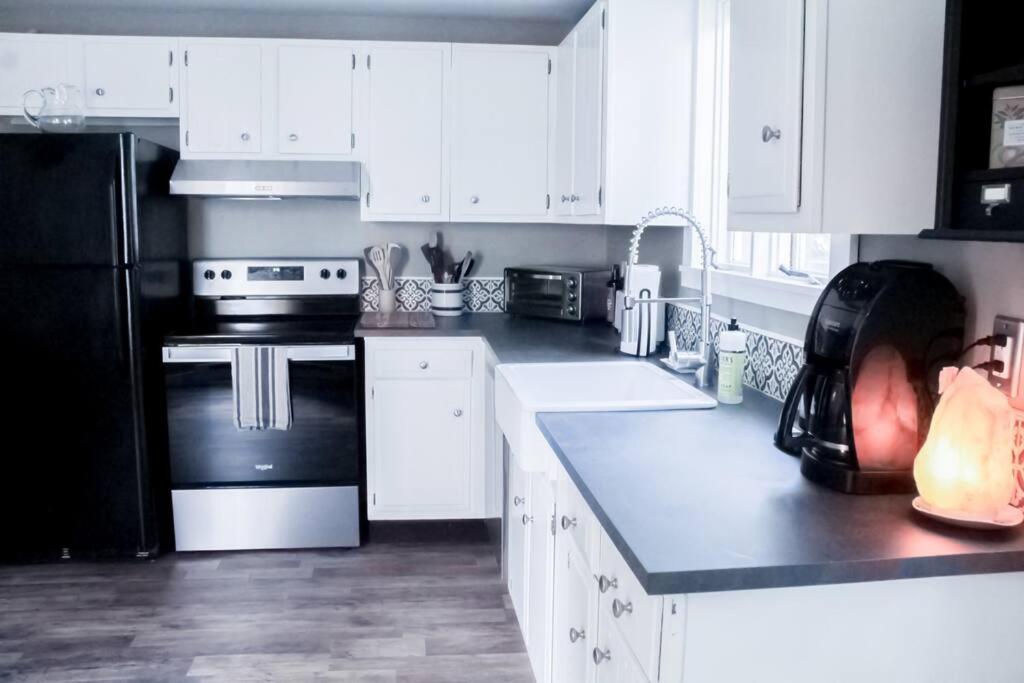 Honeysuckle Suite #1 Spacious Apartment Downtown - Housity