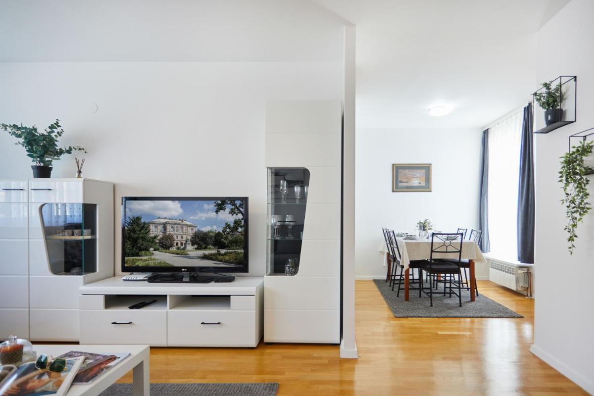 Spacious 2BDR Apartment near Business District - Housity