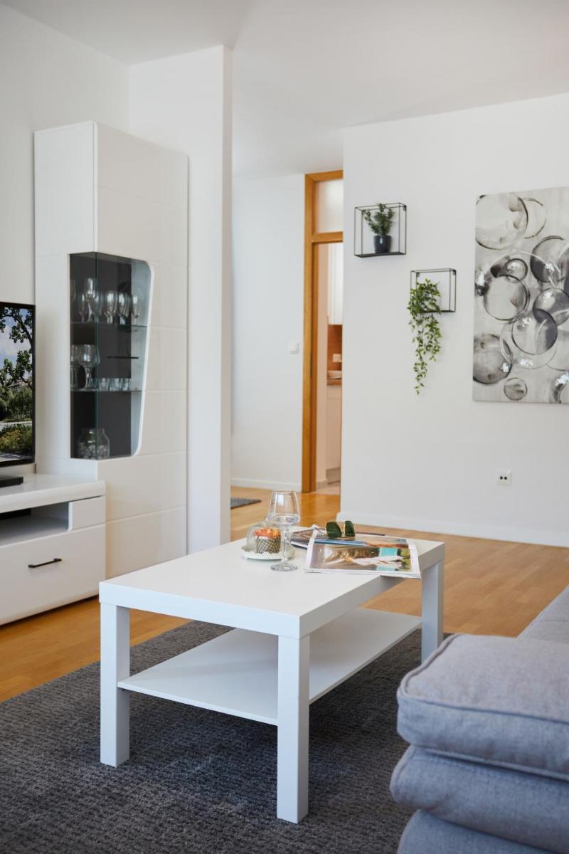 Spacious 2BDR Apartment near Business District - Housity