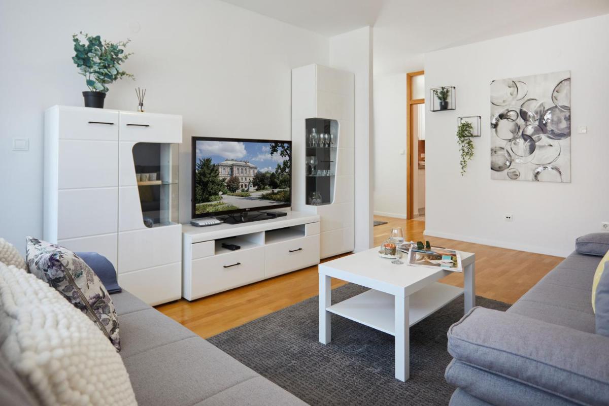 Spacious 2BDR Apartment near Business District - Housity