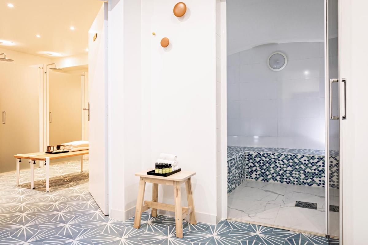Salle de bains dans l'établissement Pullman Paris La Défense