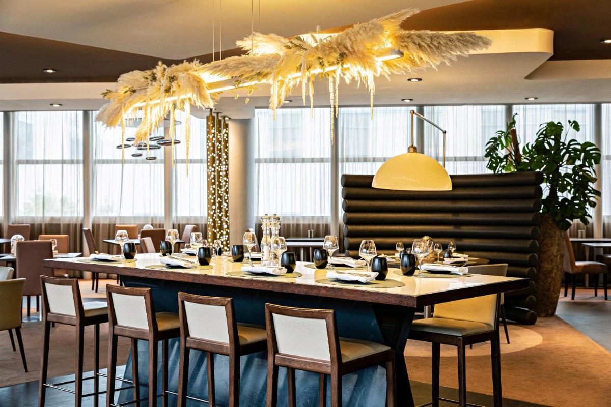Restaurant ou autre lieu de restauration dans l'établissement Pullman Paris La Défense