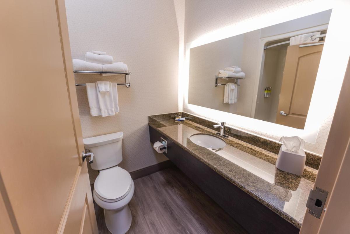 Holiday Inn Express and Suites Springfield Medical District, an IHG Hotel - Housity