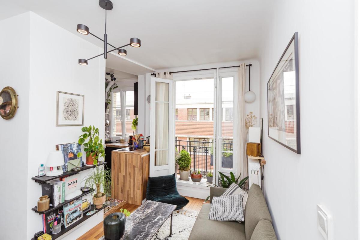 Suitetrails - Comfy 31 M For 2 Well Decorated With Balcony