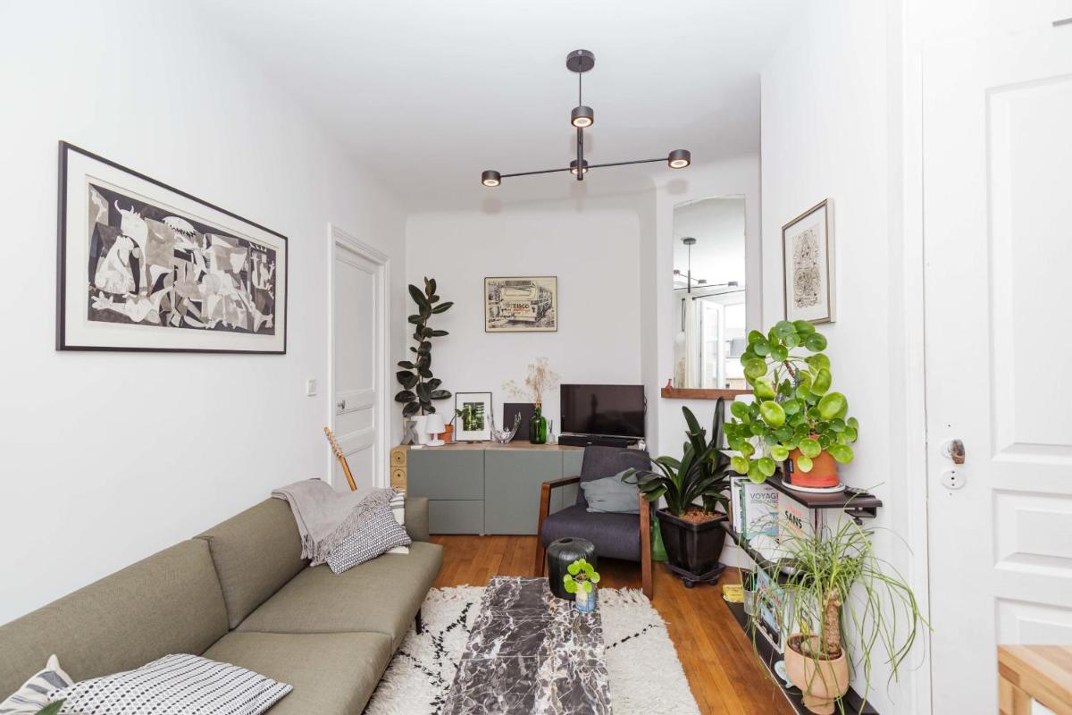 Suitetrails - Comfy 31 M For 2 Well Decorated With Balcony