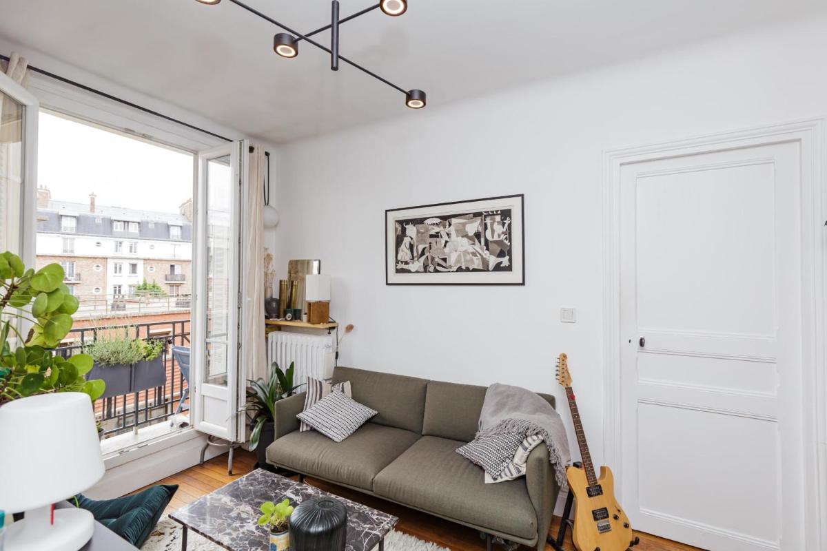 Suitetrails - Comfy 31 M For 2 Well Decorated With Balcony