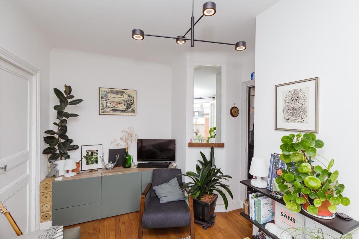 Suitetrails - Comfy 31 M For 2 Well Decorated With Balcony