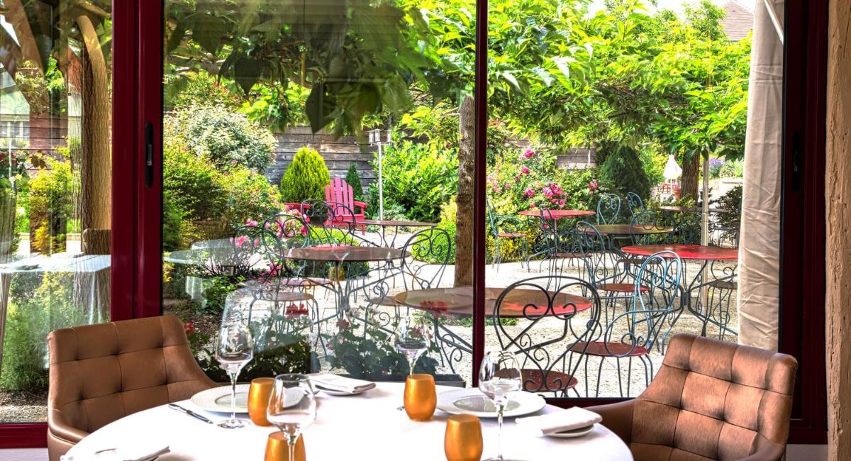 Jardin de l'établissement Auberge du Lac, Sure Hotel Collection by Best Western