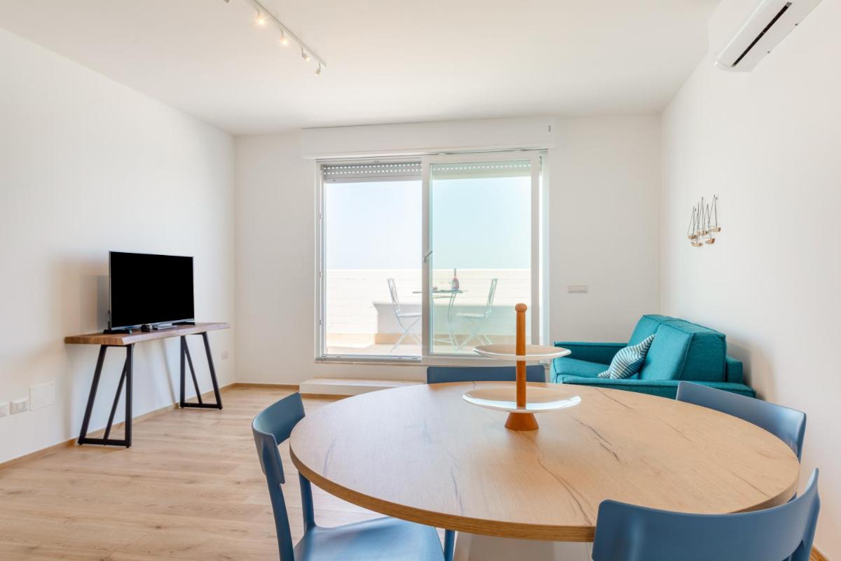 Waterfront Apartment with seaview balcony - Housity