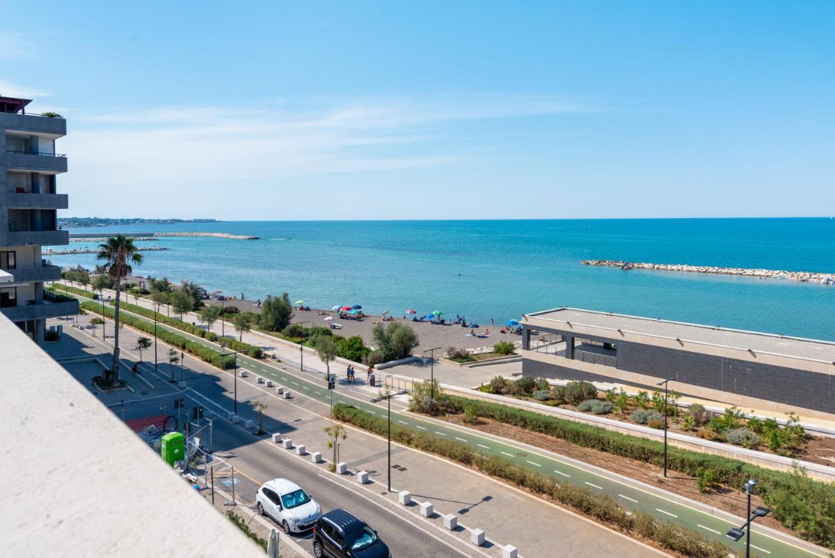 Waterfront Apartment with seaview balcony - Housity