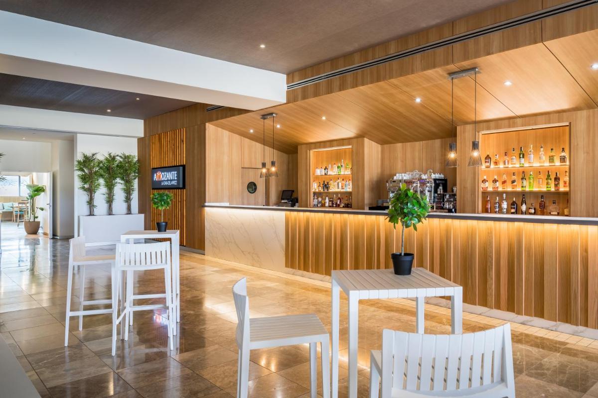 El salón o zona de bar de Occidental Aranjuez