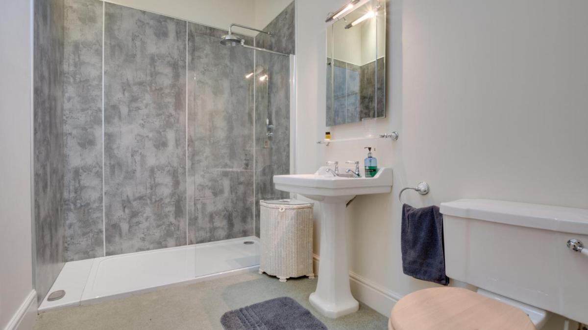 Frogmore Cottage - Housity