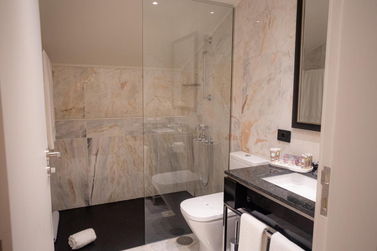 Uma casa de banho em Solar do Requeijo by Luna Hotels & Resorts