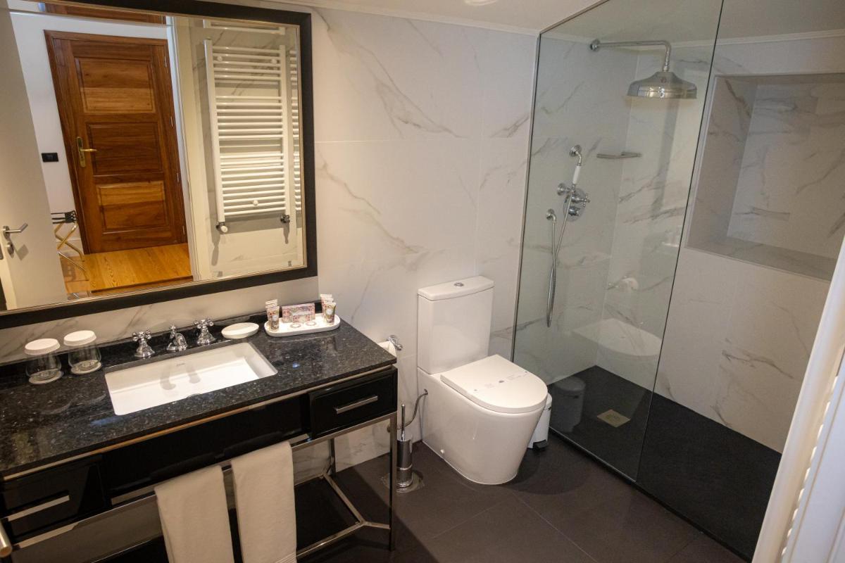 Uma casa de banho em Solar do Requeijo by Luna Hotels & Resorts