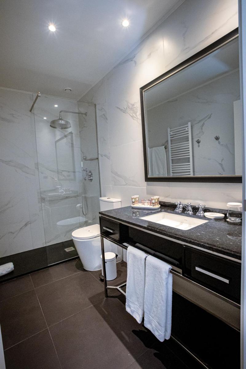 Uma casa de banho em Solar do Requeijo by Luna Hotels & Resorts