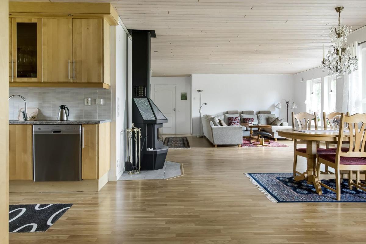 Holiday house in Holminge with panoramic views of Lake Bolmen - Housity