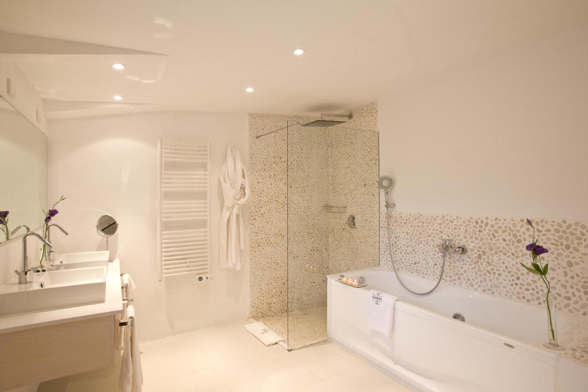 Un baño de L’Hermitage Hotel & Spa