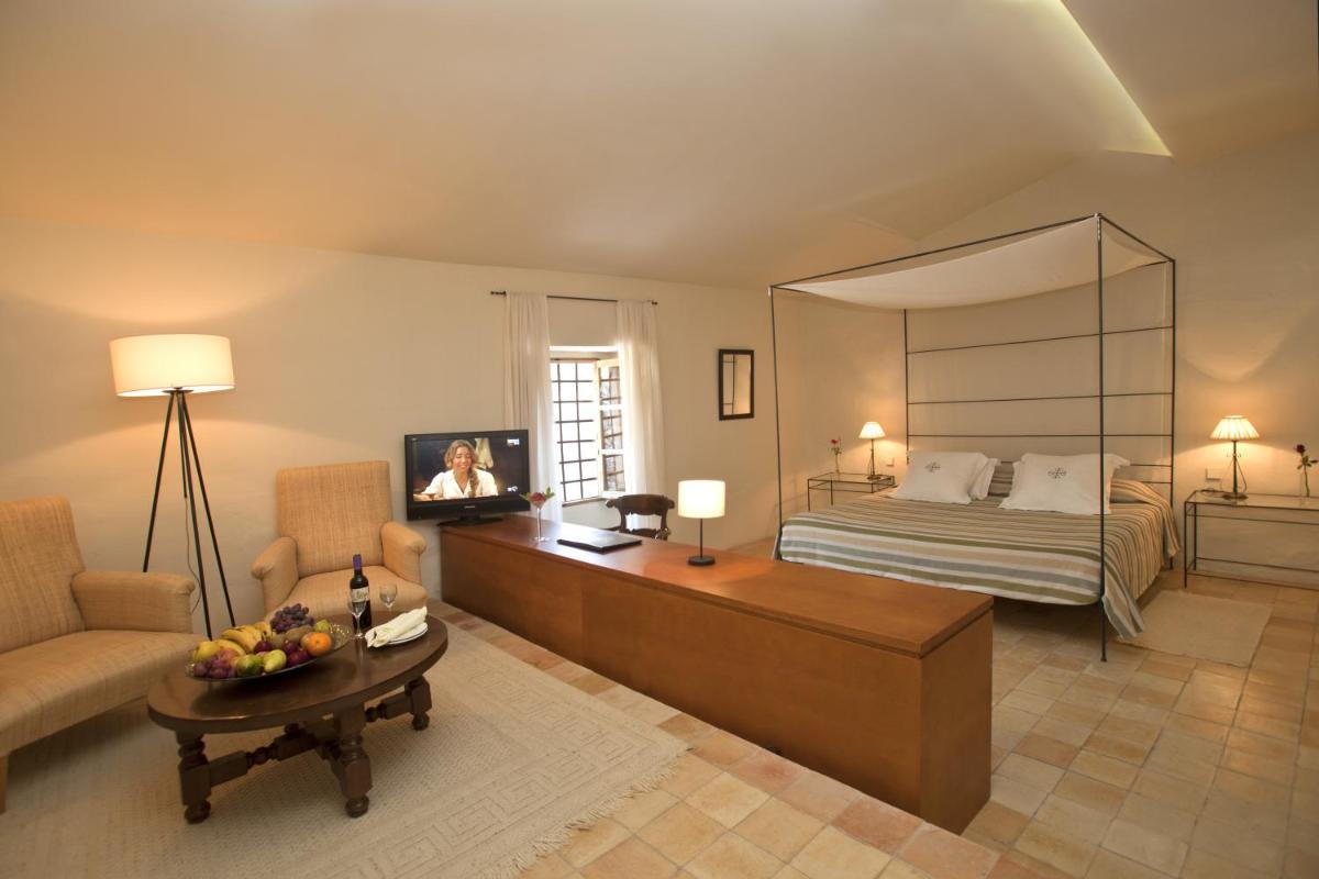Cama o camas de una habitación en L’Hermitage Hotel & Spa
