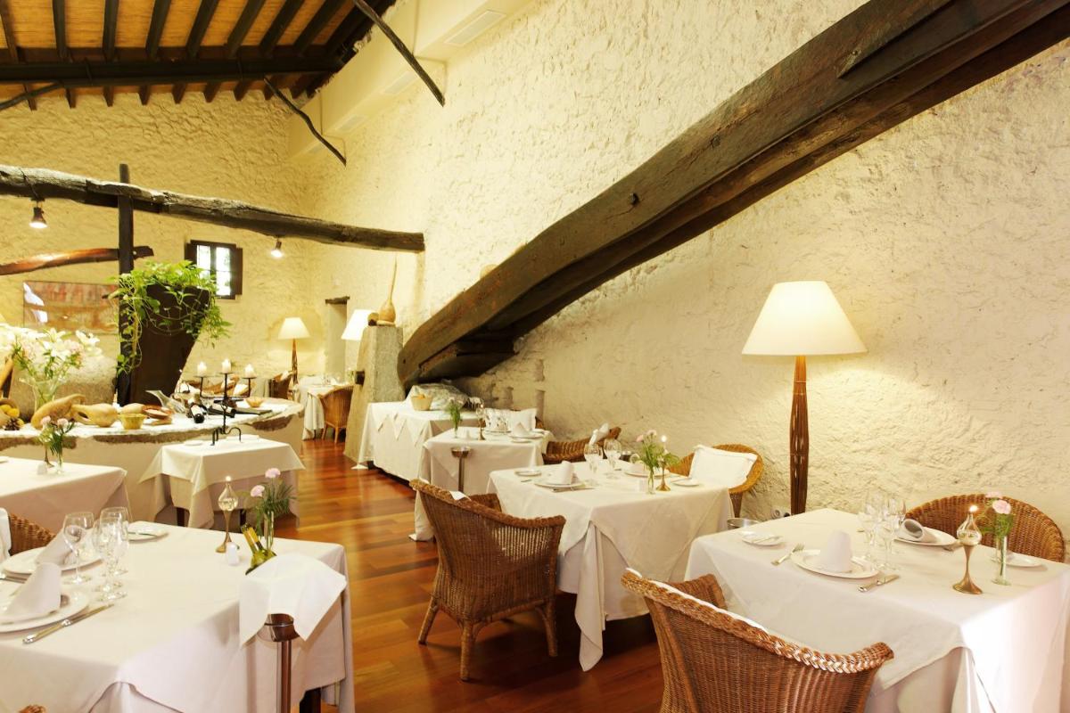 Un restaurante o sitio para comer en L’Hermitage Hotel & Spa